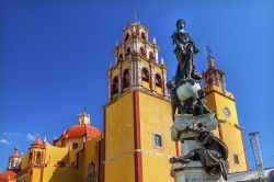 Chiesa e statua nel centro di Guanajuato, Messico. La scultura in bronzo venne donata da Carlo V° nel 1500.

