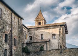 Chiesa e torre campanaria a Cusercoli, Civitella di Romagna, Emilia Romagna.
