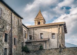 Chiesa e torre campanaria a Cusercoli, Civitella di Romagna, Emilia Romagna.
