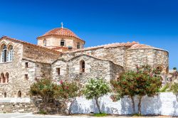 La chiesa di Ekatontapiliani, a Paros, è fra i monumenti bizantini più importanti delle Cicladi e dell'intera Grecia. Si trova a circa 200 metri dal porto del capoluogo di ...