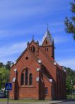 La chiesa evangelica luterana a Juodkranté, Lituania. Costruito in mattoni a vista, l'edificio religioso si presenta con una facciata austera e sorge nel centro cittadino.



 ...