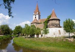 Chiesa fortificata a Sibiu, Romania - Immersa nella natura, questa bella chiesa fortificata ospitata a Sibiu è una delle più visitate da turisti e fedeli di culto cristiano © ...