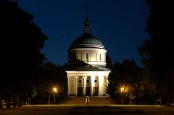 Chiesa di San Giovanni Vianney a Poznan, Polonia - Fotografia notturna dell'edificio religioso dedicato a San Giovanni Vianney, presbitero francese patrono dei parroci © Radoslaw Maciejewski ...