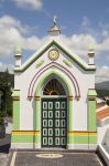 La variopinta facciata della chiesetta di Imperio sull'isola azzorriana di Pico - © mrfotos / Shutterstock.com