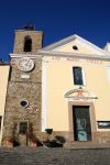Chiesa in centro ad Agropoli, Campania - Una delle chiese della città salernitana: la torre campanaria è impreziosita da un orologio © onairda / Shutterstock.com