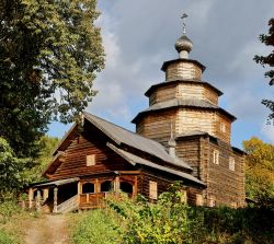 Una chiesa in legno nei dintorni di Nizhny Novgorod, Russia. Girando per le campagne è possibile scorgere molti edifici costruiti secondo i canoni dell'architettura tradizionale russa ...