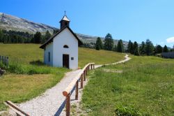 Una chiesetta isolata in località Prato Piazza vicino a Braies - © Barat Roland / Shutterstock.com