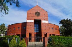 La chiesa in mattoni rossi dedicata a Santa Faustina Kowalska a Lodz, Polonia. E' stata costruita nel XXI° secolo  - © Mariola Anna S / Shutterstock.com