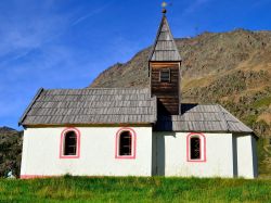 Una chiesa in Val Senales, Trentino Alto Adige. Muratura e legno, con la caratteristica copertura tirolese, per questo luogo di culto ospitato fra le montagne trentine - © maudanros / Shutterstock.com ...