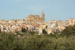 La Chiesa Madre di San Basilio domina la skyline del borgo di Regalbuto in Sicilia