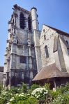 Chiesa medievale con giardino nel centro di Troyes, Francia.
