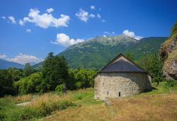 Chiesa medievale nel monastero di Brezojevica vicino a Plav, Montenegro. Una bella immagine di questo edificio di culto immerso nella natura incontaminata nei pressi della città montenegrina ...