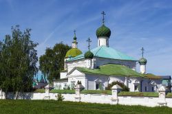 Città d'origine della dinastia Romanov, Kostroma accoglie sul suo territorio importanti luoghi di culto fra cui la chiesa della Natività considerata una delle più suggestive ...