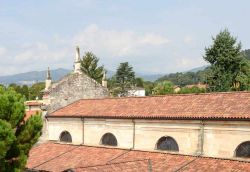 Una chiesa nel centro di Angera, la cittadina sulla sponda orintale del Lago Maggiore in Lombardia  - © Stefano Ember / Shutterstock.com