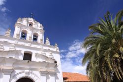 Il particolare di una chiesa nel centro storico di Sucre (Bolivia), con il consueto colore bianco che caratterizza la città - foto © gary yim / Shutterstock
