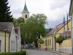 Chiesa nel villaggio di Bad Fischau  una delle cittadine termali in Austria