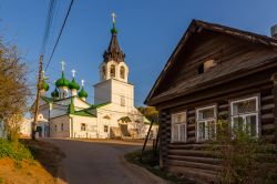 Una chiesa ortodossa a Nizhny Novgorod, Russia. Come spesso si può vedere nell'architettura russa, sono presenti le caratteristiche cupole - foto © Evgeny Gorodetsky / Shutterstock.com ...