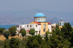 Una tradizionale chiesa greca sull'isola di Kos, Dodecaneso, con le cupole azzurre - © Jjustas / Shutterstock.com