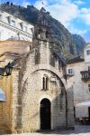 Chiesa ortodossa di San Luca a Cattaro, Montenegro. Costruito nel 1195 da Mauro Kacafrangi, questo modesto edificio religioso presenta elementi di architettura romanica e bizantina insieme. ...