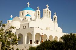 Fotografia di una chiesa ortodossa a Naxos, Grecia - Un'imponente edificio religioso dedicato al culto ortodosso con le cupole azzurre sormontate da croci © Laila R / Shutterstock.com ...