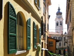 Chiesa parrocchiale di Santo Stefano a Menaggio, Como, Lombardia. A questo complesso architettonico, costituito dalla chiesa e dal campanile, si accede tramite una scalinata esterna  lungo ...