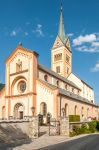 La chiesa parrocchiale in centro a Radstadt Austria- © milosk50 / Shutterstock.com