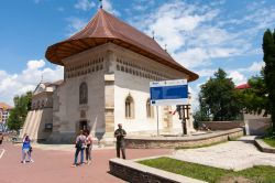 Turisti di fronte alla chiesa polacca di Suceava, in Romania. La comunità polacca è stata strociamente una delle più importanti in città - foto © Mirek ...