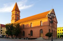 Chiesa protestante alla Nuova Piazza del Mercato di Torun, Polonia. Fotografata al tramonto, questa costruzione è una fra le più antiche della città - © MagMac83 / ...