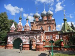 La tradizione vuole che la Chiesa della Resurrezione di Kostroma, fondata nel XVII° secolo e riconoscibile per via dei suoi 12 bulbi verdi, sia stata finanziata da un mercante di colori ...
