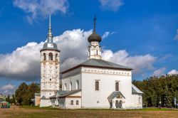 Chiesa della Resurrezione a Suzdal, Russia  - Il punto migliore per cominciare la visita di Suzdal è la piazza del mercato:il suo lungo porticato, costeggiato da colonne, termina ...