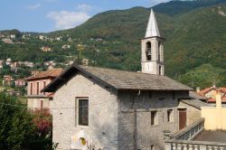 Chiesa rurale sulle colline di Varenna, Lombardia. Un grazioso edificio religioso nell'entroterra di questo antico borgo che si affaccia sul lago di Como nel punto in cui si dipartono i ...