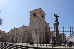 La chiesa di San Francesco a Arequipa, Perù. Eretta nel XVI° secolo, questa bella chiesa ha subito vari danneggiamenti a causa di terremoti. Ancora oggi si possono vedere delle crepe ...