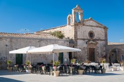 Panorama sulla chiesa di San Francesco da Paola a Marzamemi, Sicilia - Sacro e profano si mescolano nella piazza principale del borgo con i numerosi locali e ristoranti che si affacciano sui ...