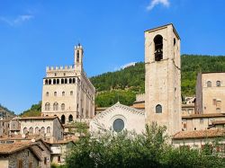 Chiesa di San Giovanni e Palazzo dei Consoli a Gubbio. l Palazzo dei Consoli ospita all’interno il Museo Civico e la Pinacoteca Comunale ed affascina il pubblico per ...