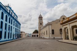 La chiesa di San Salvador si affafaccia su Plaza del Himno Nacional a Bayamo, Cuba - © Matyas Rehak / Shutterstock.com