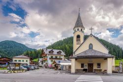 Chiesa di Santa Margherita in centro a Sappada, Veneto - Costruita in stile barocco nel 1779, la chiesa di Santa Margherita, situata in borgata Granvilla a Sappada, ospita al suo interno ...