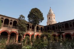 Il cortile della chiesa di Santo Domingo a Lima, Perù. La costruzione della chiesa risale al XVI secolo, anche se negli anni successivi ha subìto diverse opere di ristrutturazione ...