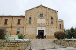 Chiesa di Santo Stefano a Candelara, il borgo del comune di Pesaro, nelle Marche - © ppi09 / Shutterstock.com