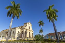 La Chiesa della Santissima Trinità all'ombra delle palme di Trinidad, Cuba - questa splendida chiesa, posizionata di fronte al parco di Plaza Major, ricopre una posizione di grande ...
