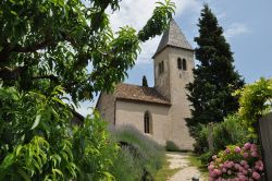 Una chiesa sulla Strada del vino nei dintorni di Traminer