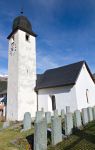 Chiesa tipica dei Grigioni con cimitero ad Andeer in Svizzera