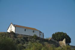 Chiesa vista dalla spiaggia di Cacela Velha, Portogallo - Panorama su un edificio religioso della cittadina dell'Algarve dalla costa © AngeloDeVal / Shutterstock.com