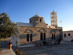 La chiesa di Zefyria (Zefiria) si differenzia da tutte le altre per la sua struttura. Zefiria fu, in passato, l'antica capitale di Milos.