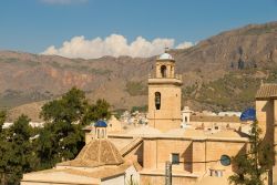 Chiese antiche di Orihuela sotto il sole del Mediterraneo, Spagna. Il dettaglio dei tetti e del campanile di questi edifici religiosi spicca per le cupole di colore blu azzurro