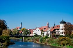 Chiese con campanili e case affacciate sul fiume Danubio a Donauworth, Germania.



