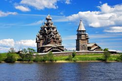Chiese in Legno sull'isola di Kizhi sul lago di Onega in Russia, il secondo lago per superficie