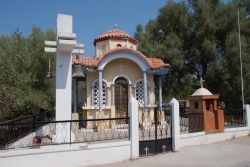 Chiesetta a Katomeri sull'isola di Meganissi, Grecia - Un grazioso edificio dedicato al culto religioso nel villaggio di Katomeri, uno dei principali dell'isola greca © David Fowler ...