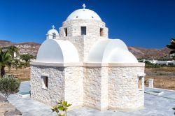 Bianco candido per l'esterno di questa graziosa chiesetta che si innalza solitaria a Paros, nelle Cicladi.  © Dafinka / Shutterstock.com