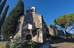 La chiesetta del Santo Spirito con l'ingresso al castello di Gorizia sullo sfondo, Friuli Venezia Giulia, Italia. Sorto per volere della famiglia toscana dei Rabatta, questo edificio religioso ...