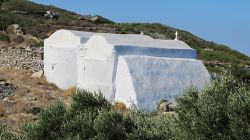 Chiesetta nei pressi del villaggio di Chora a Amorgos, Grecia. Uno degli edifici religiosi che spuntano all'improvviso in questo territorio ancora legato al passato e alle tradizioni.



 ...